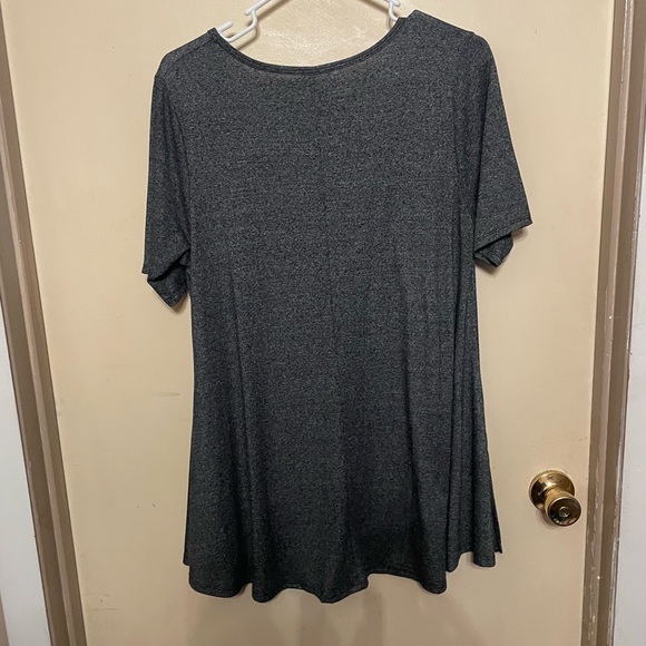 Lularoe Gray Fitted Crew Neck Short Sleeve Tee Sz small poly/rayon mix - Picture 2 of 7